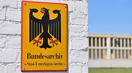 Jährlich stellen immer noch Zehntausende Anträge auf Einsicht von Stasi-Akten. (Symbolbild) / Foto: Patrick Pleul/dpa