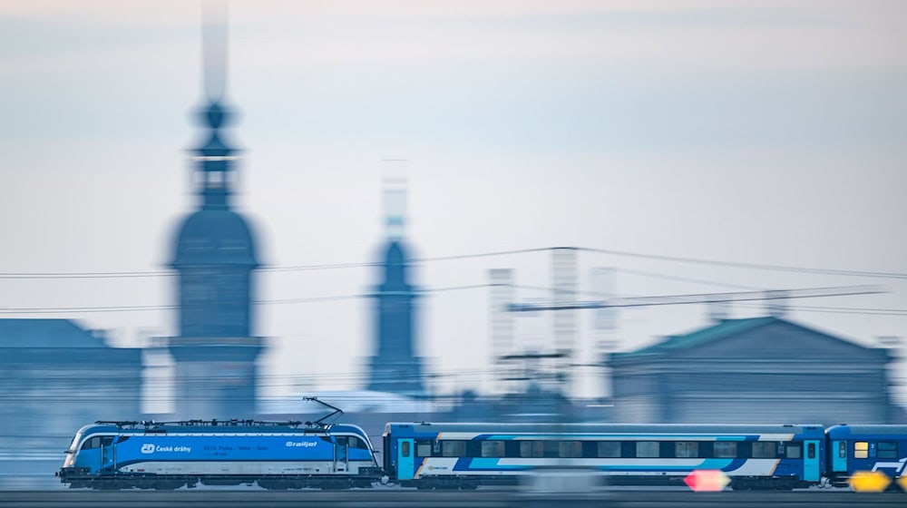 A Eurocity train passes through Dresden. (Symbolic image) / Photo: Robert Michael/dpa/dpa-tmn