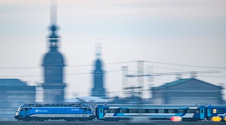 Ein Eurocity-Zug fährt durch Dresden. (Symbolbild) / Foto: Robert Michael/dpa/dpa-tmn
