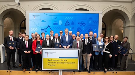 Bundesverkehrsminister Patrick Schnieder hat Baufreigaben für insgesamt 16 Bundesstraßen- und 7 Autobahn-Neubauprojekte in ganz Deutschland erteilt. Der 3. Bauabschnitt der B 169 gehört dazu. Foto: BMV