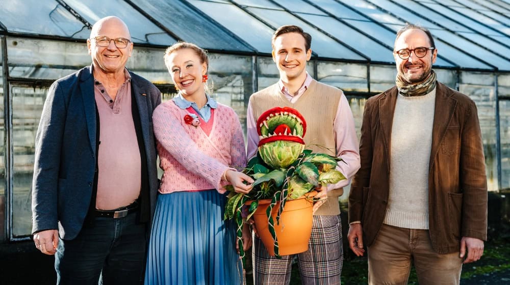 Manuel Schöbel (Intendant und Geschäftsführer der Landesbühnen Sachsen), Franziska Abram (als Audrey aus „Der kleine Horrorladen“), Oliver Natterer (als Seymour) und Johannes Gärtner (Spielbetriebsleiter der Felsenbühne Rathen). Foto: Nataliya Schmidt