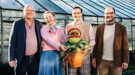 Manuel Schöbel (Intendant und Geschäftsführer der Landesbühnen Sachsen), Franziska Abram (als Audrey aus „Der kleine Horrorladen“), Oliver Natterer (als Seymour) und Johannes Gärtner (Spielbetriebsleiter der Felsenbühne Rathen). Foto: Nataliya Schmidt