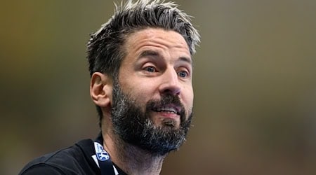 Bennet Wiegert feiert 10-jähriges Dienstjubiläum als Cheftrainer beim SC Magdeburg. (Archivbild) / Foto: Hendrik Schmidt/dpa