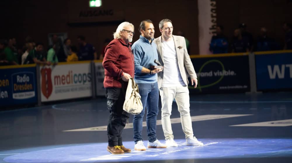 Große Emotionen im Rampenlicht: Ulf Kirsten (Mitte) posiert gemeinsam mit Heiko Scholz (l.) und Turnierleiter Niels Grell (r.) nach der nachträglichen Verleihung der Auszeichnung „Fußballer des Jahres 1990“. (Bild: Paul Scholze)