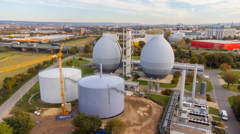 In Kürze beginnt der Probebetrieb des neuen Gasspeichers, der rechts neben dem alten im Vordergrund zu sehen ist. Dahinter stehen die beiden Faultürme, in denen aus dem Klärschlamm täglich rund 22.000 Kubikmeter Klärgas erzeugt werden. Fotos: Peter Hilbert