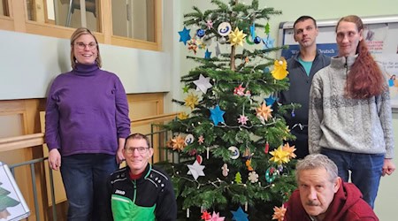 Bewohnerinnen und Bewohner des Lebenshilfe e. V. mit dem geschmückten Weihnachtsbaum. Foto: Landratsamt Meißen