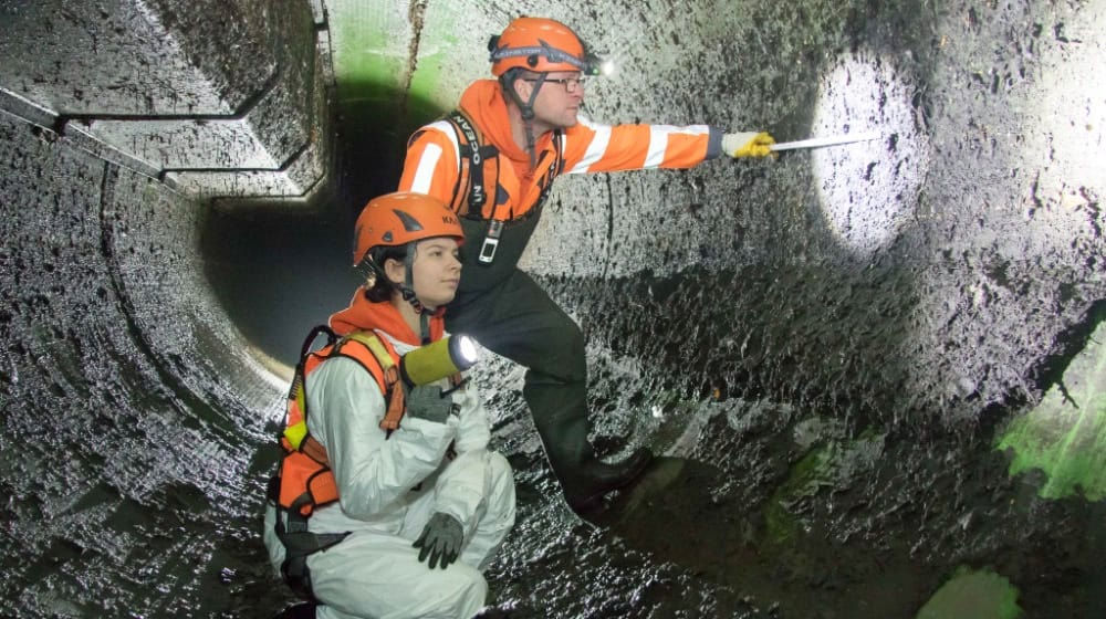 14 Meter unterm Wiener Platz begutachten Laura Kämpffe und Sebastian Härtel den Luftkissen-Düker. An den Wänden hat sich wieder eine dicke Schmutzschicht hat abgesetzt. Foto: Peter Hilbert 