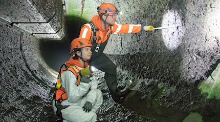 14 Meter unterm Wiener Platz begutachten Laura Kämpffe und Sebastian Härtel den Luftkissen-Düker. An den Wänden hat sich wieder eine dicke Schmutzschicht hat abgesetzt. Foto: Peter Hilbert 