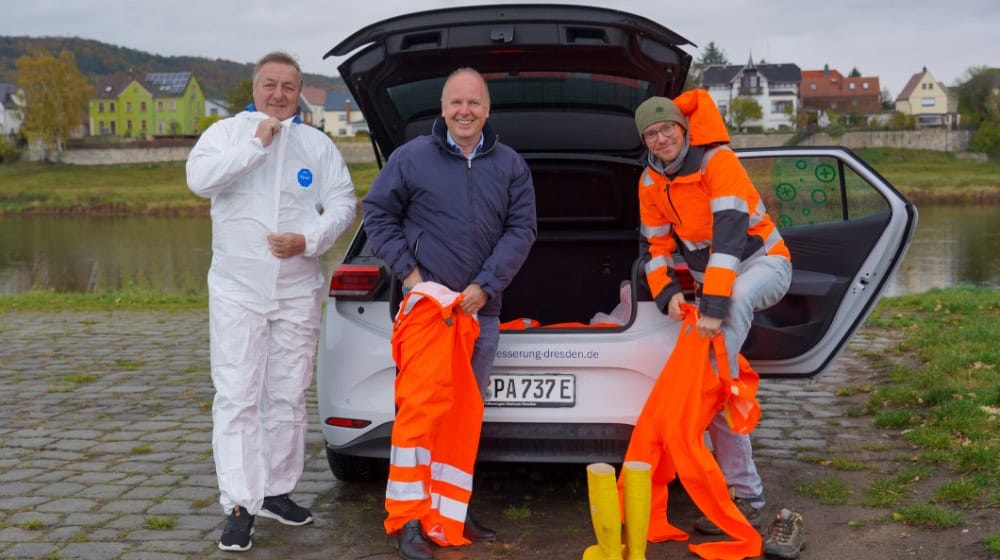 3.	Kanalnetzmeister Frank Lieber, Geschäftsführer Ralf Strothteicher und Umweltamtschef René Herold (v.l.) bereiten sich auf dem Zschierener Schiffslandeplatz auf die Inspektionstour vor. Fotos: Peter Hilbert