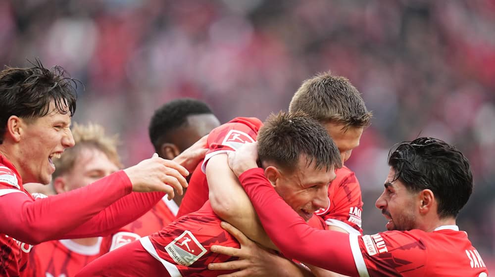 Celebration at FCK: With a win against Dresden, the Palatinate team keeps in touch with the top of the table / Photo: Thomas Frey/dpa