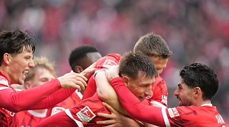 Jubel beim FCK: Mit einem Sieg gegen Dresden halten die Pfälzer Kontakt zur Tabellenspitze. / Foto: Thomas Frey/dpa
