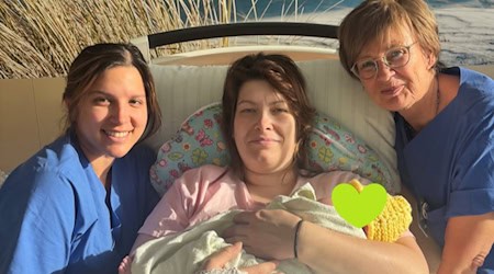 Lea und Mama mit Hebammen. Foto: Elblandklinikum