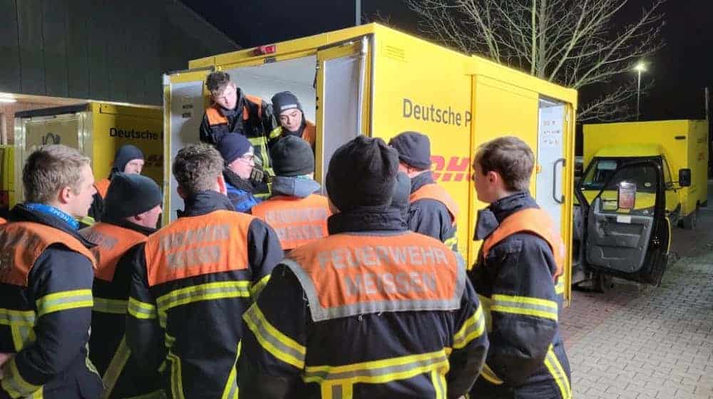 Feuerwehr trainiert an E-Fahrzeugen der DHL. Foto: Feuerwehr Meißen