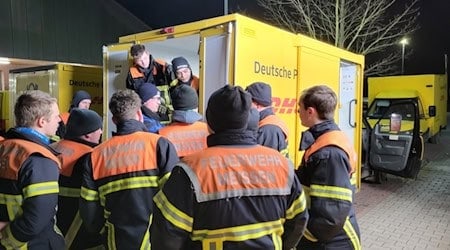 Feuerwehr trainiert an E-Fahrzeugen der DHL. Foto: Feuerwehr Meißen