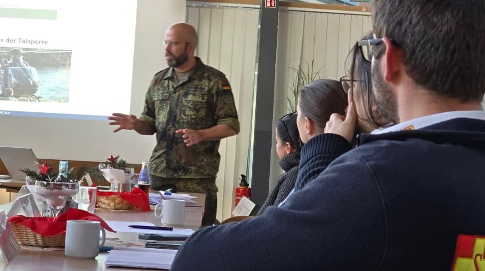 Bundeswehr und andere Einsatzkräfte im Austausch. Foto: Bundeswehr/Ahrendt