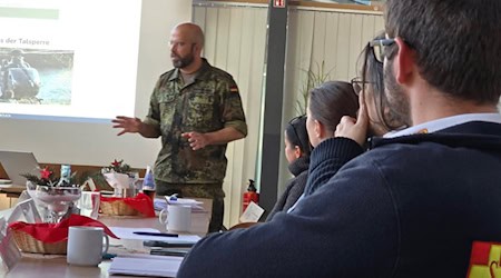 Bundeswehr und andere Einsatzkräfte im Austausch. Foto: Bundeswehr/Ahrendt