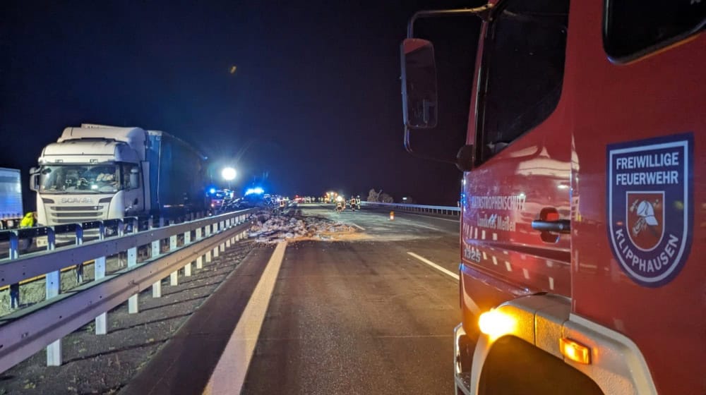 Ladung gelangte auf die Gegenfahrbahn. Foto: Feuerwehr Klipphausen