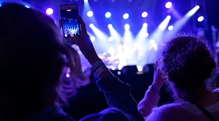 Musikerinnen und Musiker können sich ab sofort für den Wettbewerb «Popularmusik Sachsen 2026» bewerben. (Symbolbild) / Foto: Jonas Walzberg/dpa
