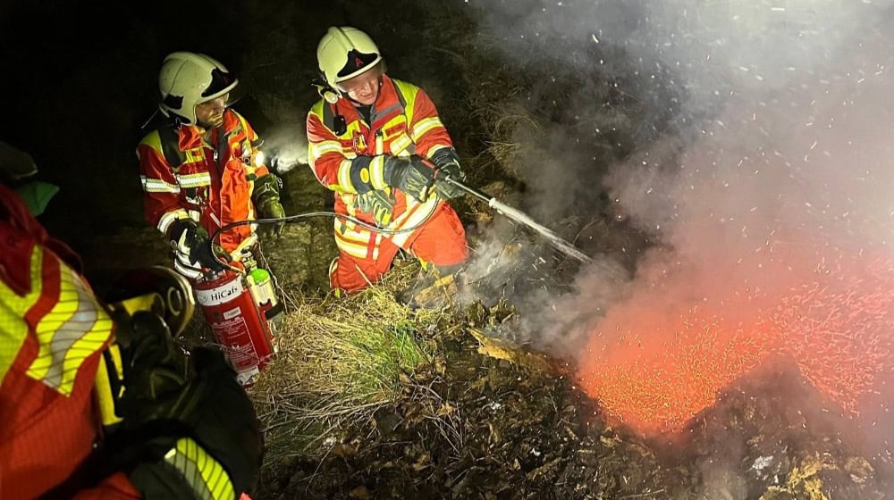 Kampf gegen das Feuer im Baumstumpf. Foto: Feuerwehr Moritzburg