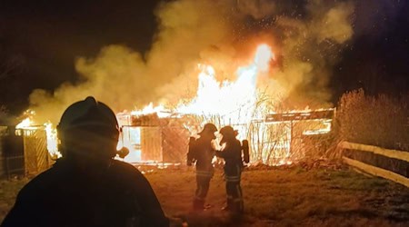 Eine Gartenlaube in Stauchitz brannte lichterloh. Foto: Feuerweher Bloßwitz