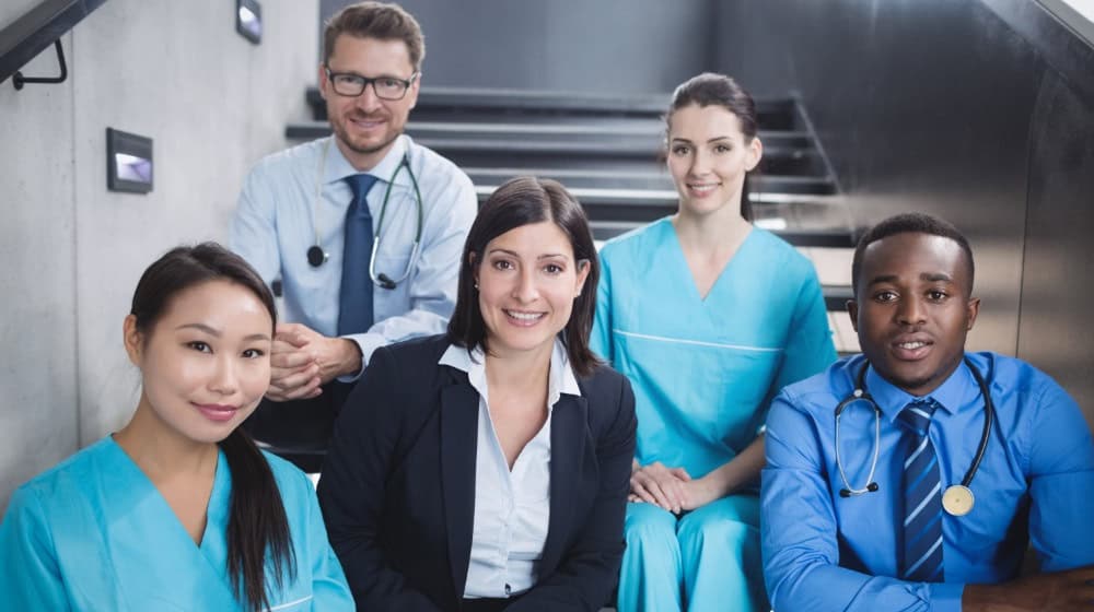 Junge Medizinerinnen und Mediziner stehen 2026 vor steigenden Sozialabgaben und wichtigen finanziellen Weichenstellungen. / Foto: wavebreakmedia_micro auf freepik.com