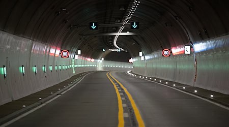 The south tube of the Königshainer Berge tunnel has been reopened to traffic after a two-year renovation phase. (Archive photo) / Photo: Robert Michael/dpa