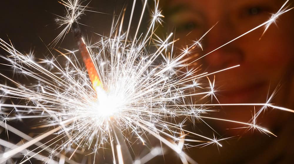 The ADAC in Saxony advises caution on the roads on New Year's Eve. (Symbolic image) / Photo: Julian Stratenschulte/dpa