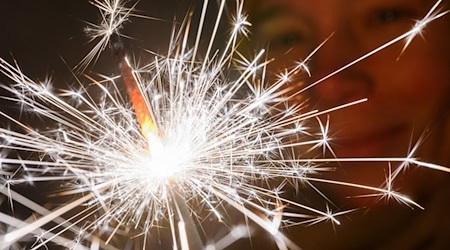 Der ADAC in Sachsen rät zur Vorsicht im Straßenverkehr in der Silvesternacht. (Symbolbild) / Foto: Julian Stratenschulte/dpa