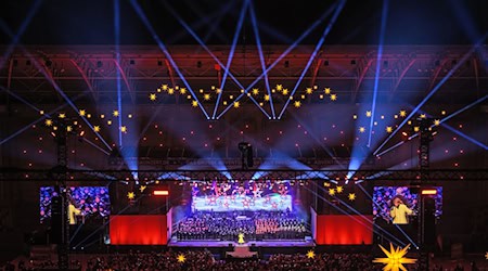 Mehrere Chöre und Solisten haben Tausende Zuschauer beim Adventskonzert im Dresdner Rudolf-Harbig-Stadion begeistert.  / Foto: Robert Michael/dpa