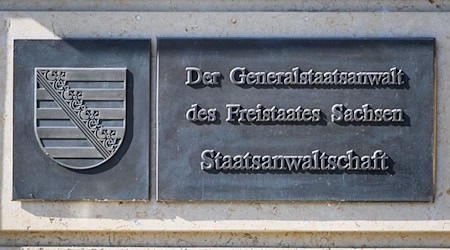 Gegen zwei mutmaßliche Rechtsextremisten hat die Staatsanwaltschaft Dresden Anklage wegen eines brutalen Angriffs auf einen 19-Jährigen erhoben. (Symbolbild) / Foto: Robert Michael/dpa