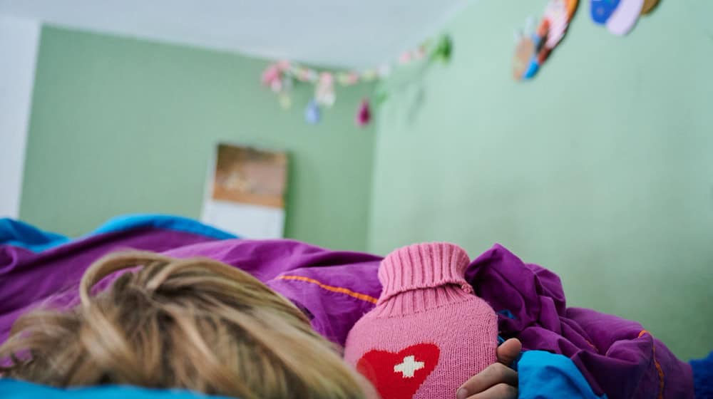 Parent couples can also apply for child sickness benefit for 15 working days per child with statutory health insurance in 2026. (Symbolic image) / Photo: Annette Riedl/dpa