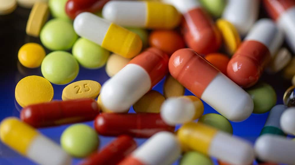 In 2023, statutory health insurance expenditure in Saxony increased significantly. A particularly large amount of money is spent on medication. (Symbolic image) / Photo: Hendrik Schmidt/dpa