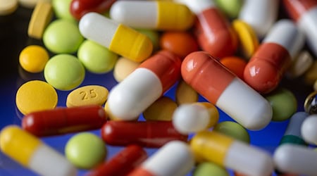 2023 sind die Ausgaben der gesetzlichen Kassen in Sachsen deutlich gestiegen. Besonders viel Geld fließt in Medikamente. (Symbolbild) / Foto: Hendrik Schmidt/dpa