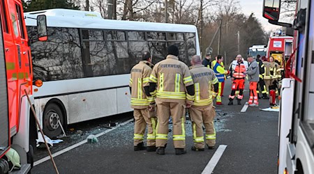 Einsatzkräfte sichern die Unfallstelle auf der S11 in Doberschütz, nachdem ein Linienbus mit einem Auto zusammengestoßen war / Foto: Erik-Holm Langhof/EHL Media/dpa