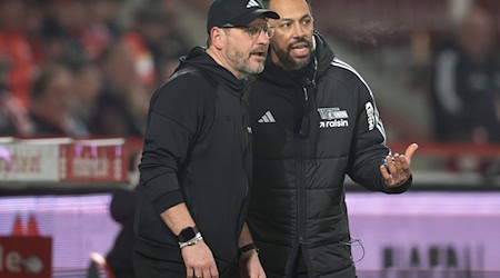  Trainer Steffen Baumgart (l, 1. FC Union Berlin) durfte endlich wieder Stürmertore bejubeln. / Foto: Soeren Stache/dpa
