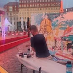 Christopher Haley Simpson beim Livepainting auf dem Palais Sommer 2025, konzentriert vor großformatiger Leinwand.