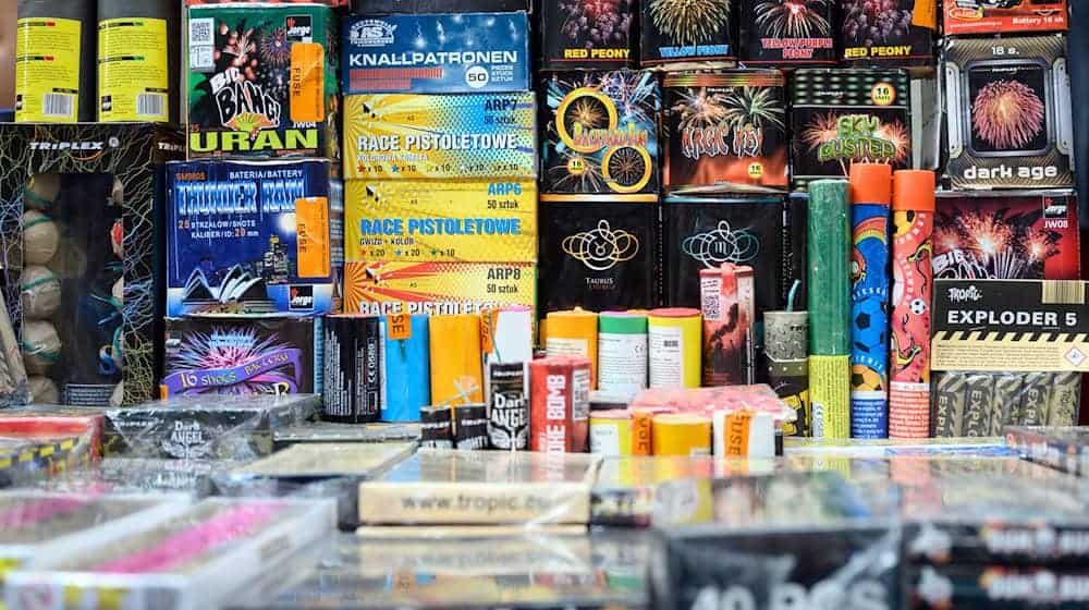 Die Bundespolizei hat kurz vor Silvester nach der deutsch-polnischen Grenze verbotene Pyrotechnik beschlagnahmt. (Archivbild)  / Foto: Sebastian Kahnert/dpa-Zentralbild/dpa