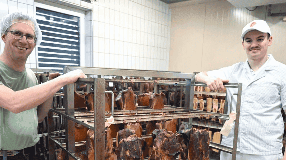 Philipp Auerwald (i.) und Unternehmer Bernhard Probst. Foto: Handwerkskammer 