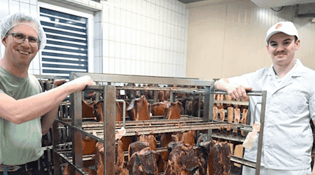 Philipp Auerwald (i.) und Unternehmer Bernhard Probst. Foto: Handwerkskammer 