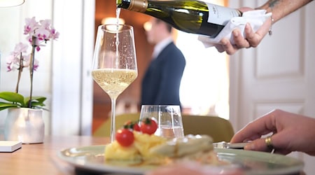 From January, less tax will be payable when eating out. However, according to the industry, there will be no across-the-board price reductions for customers. (Symbolic image) / Photo: Bernd Weißbrod/dpa