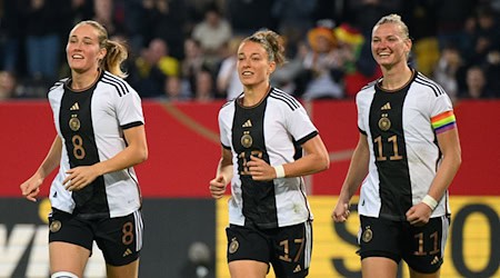 Alexandra Popp (derecha) marcó dos goles contra Francia en Dresde en 2022 (foto de archivo) / Foto: Robert Michael/dpa