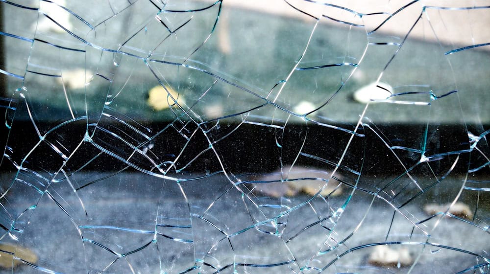 Symbolbild eingeschlagene Autoscheibe / pixabay athree23