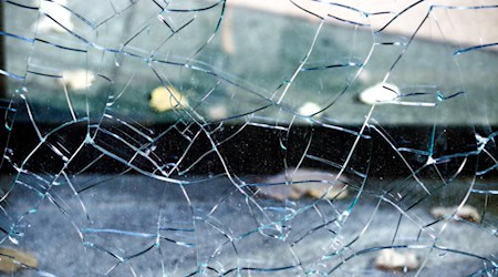 Symbolbild eingeschlagene Autoscheibe / pixabay athree23