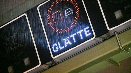 Auch in der Nacht auf Sonntag müssen Autofahrer und Fußgänger vorsichtig sein - es kann glatt werden.  / Foto: Jason Tschepljakow/dpa