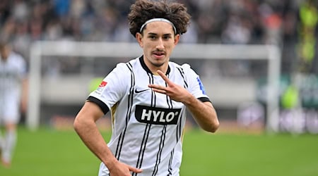 Jason Ceka  spielt nach der kurzen Winterpause für Dynamo Dresden. (Archivbild) / Foto: Harald Tittel/dpa