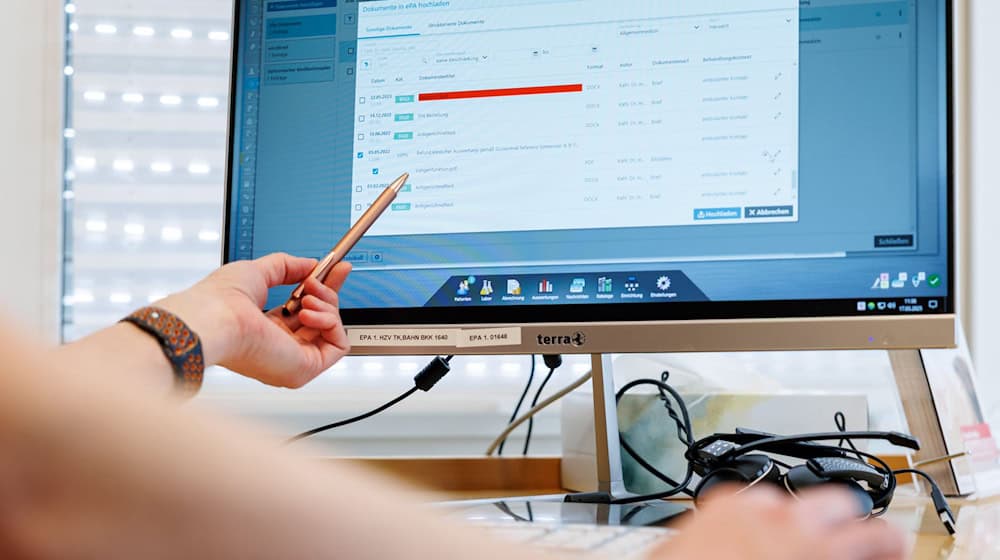 Según la Asociación de Médicos del Seguro de Enfermedad Obligatorio, el 95% de las consultas de Sajonia utilizan ya historiales electrónicos de pacientes. (Imagen simbólica) / Foto: Daniel Karmann/dpa