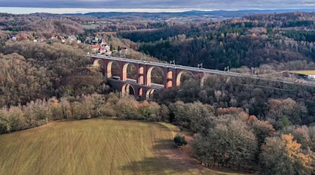View of the historic Elster Valley Bridge in Vogtland. It has been extensively renovated since 2021 for around 60 million euros (aerial view with drone). / Photo: Jan Woitas/dpa