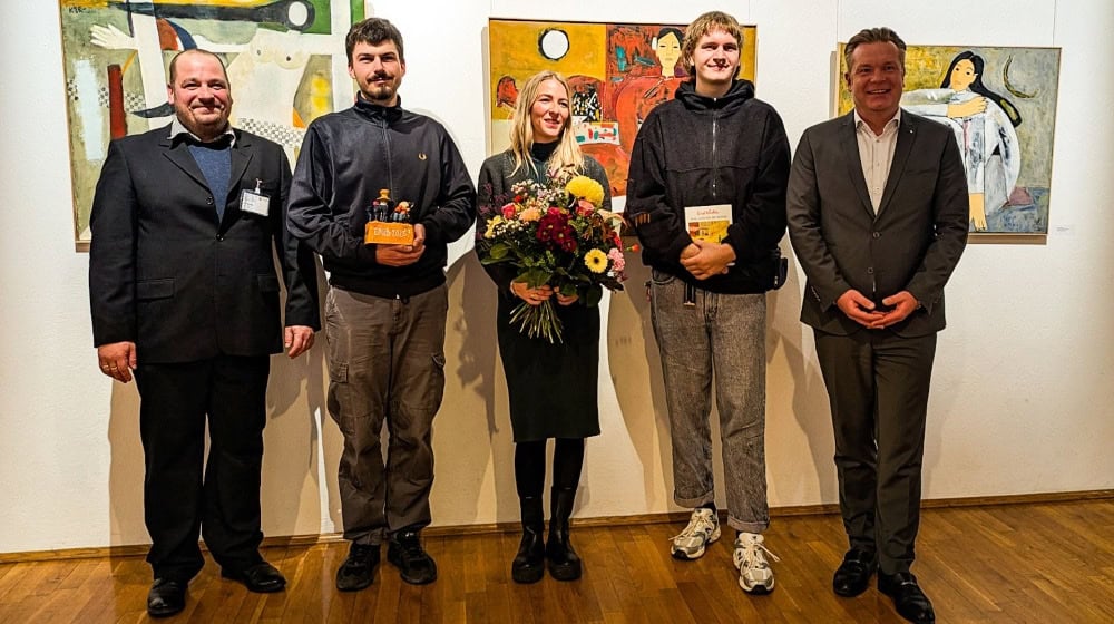 Freuen sich über den EMIL: Till Winkler (Sachgebietsleiter Jugendhilfe im Strafverfahren), Johannes Schöne (Sozialarbeiter im Kinder- und Jugendtreff LOUISE), Maria Hoffmann (Fachbereichsleitung bei Malwina e. V.), Mika Wolff (Praktikant in der Ausbildung zum Erzieher) mit Lars Wätzold (Vorstand der Dresdner Stiftung Soziales und Umwelt der Ostsächsischen Sparkasse Dresden). Foto: LHD/Nadja Kaminski