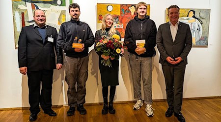 Freuen sich über den EMIL: Till Winkler (Sachgebietsleiter Jugendhilfe im Strafverfahren), Johannes Schöne (Sozialarbeiter im Kinder- und Jugendtreff LOUISE), Maria Hoffmann (Fachbereichsleitung bei Malwina e. V.), Mika Wolff (Praktikant in der Ausbildung zum Erzieher) mit Lars Wätzold (Vorstand der Dresdner Stiftung Soziales und Umwelt der Ostsächsischen Sparkasse Dresden). Foto: LHD/Nadja Kaminski