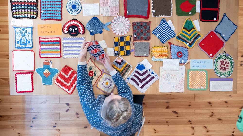 Christina Koenig ha reunido 200 agarraderas en su galería Himmlisch / Foto: Sebastian Kahnert/dpa